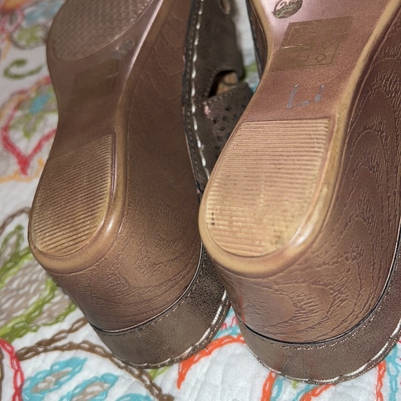 GC womens size 38 (7.5) wedge sandals bronze slip on summer causal church buckle - Picture 6 of 8